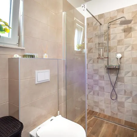 First Choice 아파트 로고즈니차