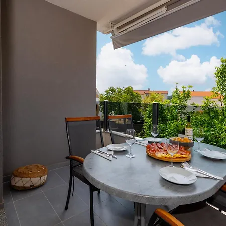 First Choice 아파트 로고즈니차