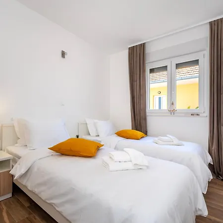 First Choice 로고즈니차