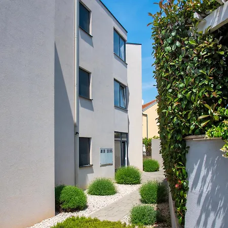 First Choice 아파트 로고즈니차