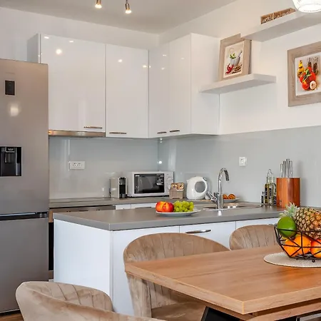 아파트 First Choice 로고즈니차